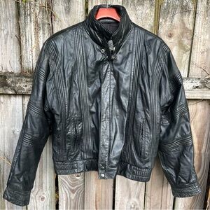 Vintage 1980s Chris Black Leather bomber jacket. Size 44 (M-L)
